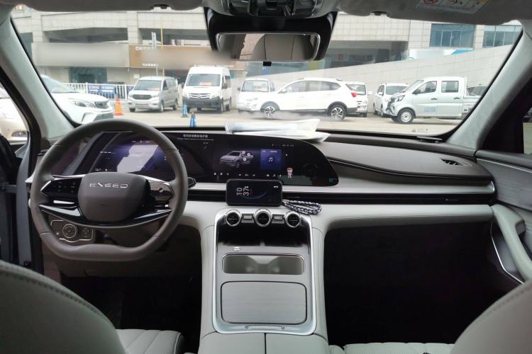 Used EXEED Stellar C-DM 2025 200 with Ultra-Long Range Pro All-Wheel Drive Center Console