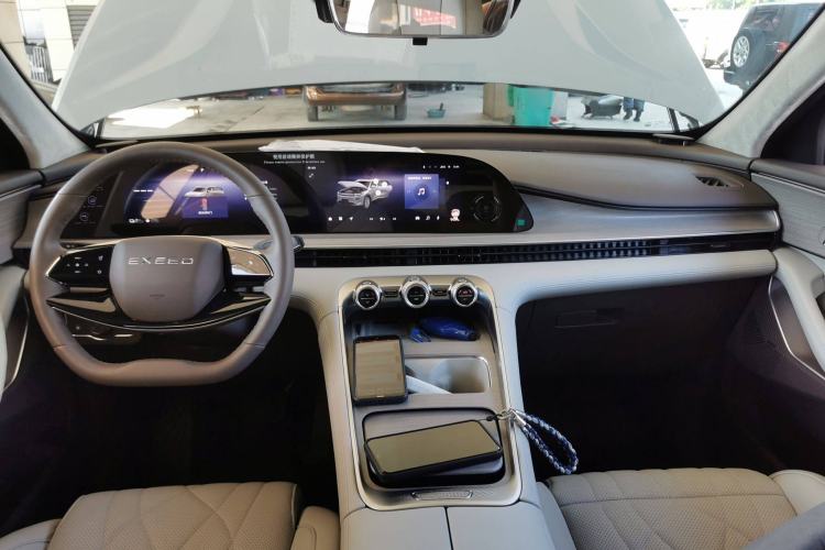 Used EXEED Stellar C-DM 2025 200 with Ultra-Long Range Pro All-Wheel Drive Center Console