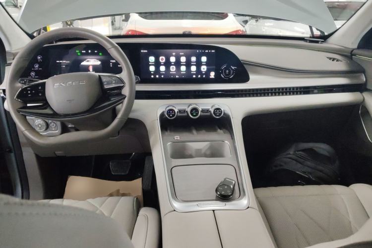 Used EXEED Stellar C-DM 2025 200 with Ultra-Long Range Pro All-Wheel Drive Center Console