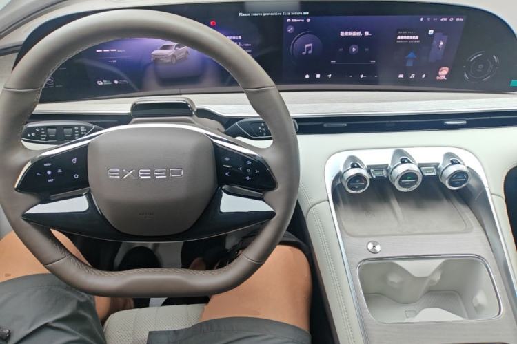 Used EXEED Stellar C-DM 2025 200 with Ultra-Long Range Max All-Wheel Drive Center Console