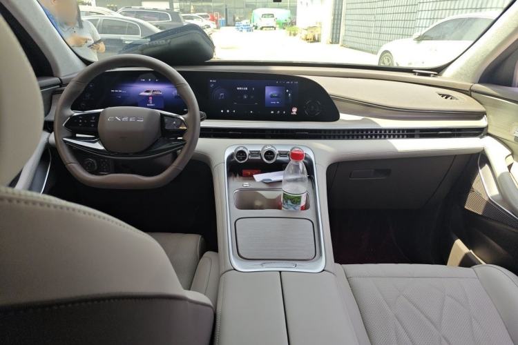 Used EXEED Stellar C-DM 2025 210 Extended-Range Pro Two-Wheel Drive Interior 2