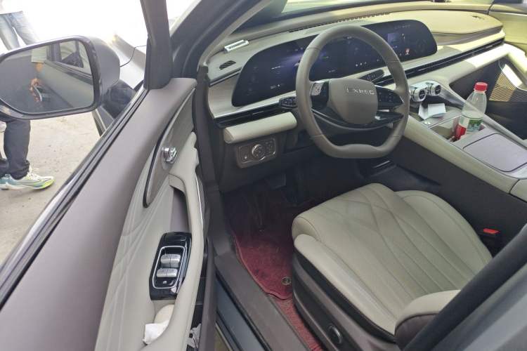Used EXEED Stellar C-DM 2025 210 Extended-Range Pro Two-Wheel Drive Interior 3