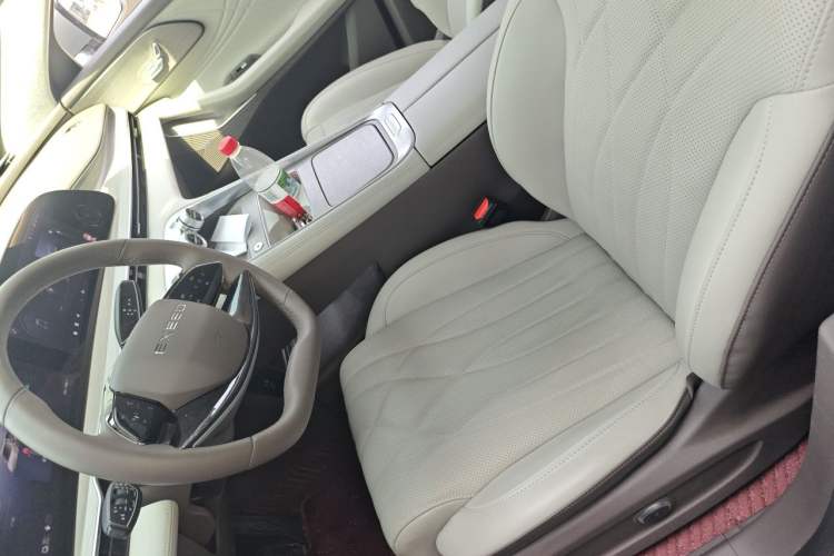 Used EXEED Stellar C-DM 2025 210 Extended-Range Pro Two-Wheel Drive Left Front Seat