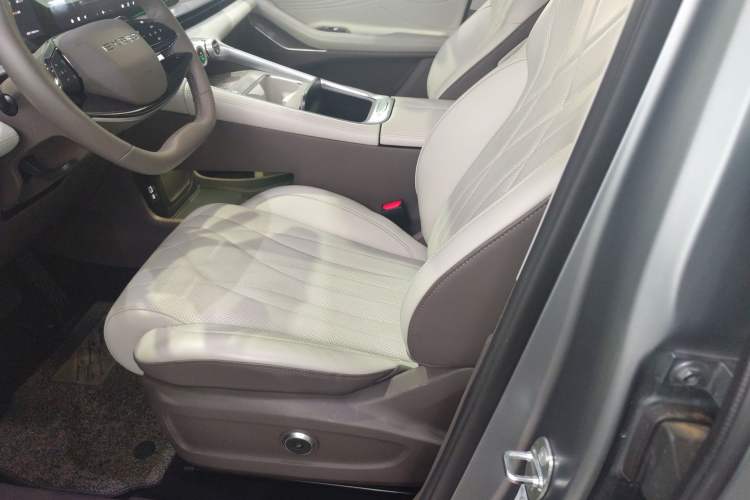 Used EXEED Stellar C-DM 2025 200 with Ultra-Long Range Pro All-Wheel Drive Left Front Seat