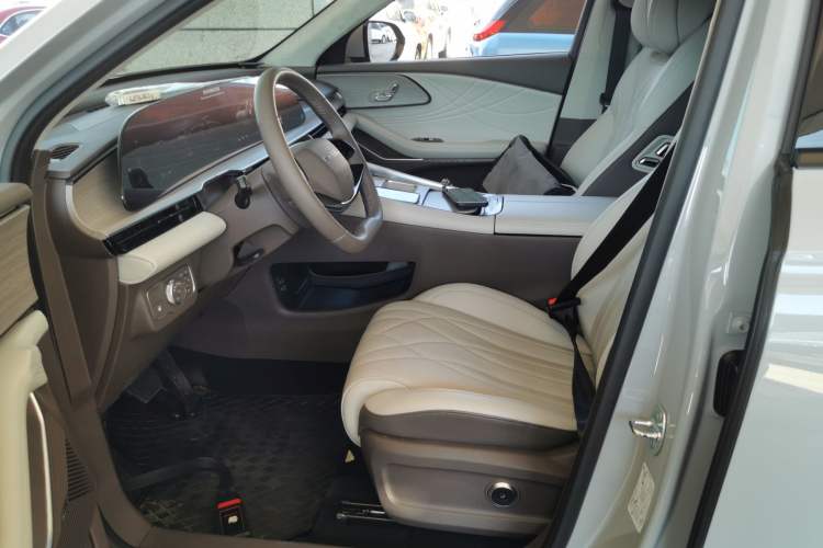 Used EXEED Stellar C-DM 2025 200 with Ultra-Long Range Pro All-Wheel Drive Left Front Seat