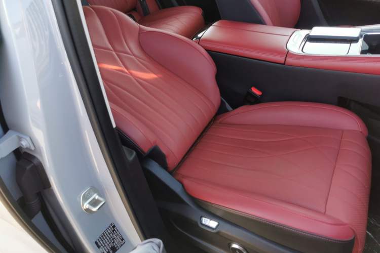 Used EXEED Stellar C-DM 2025 200 with Ultra-Long Range Pro All-Wheel Drive Right Front Seat