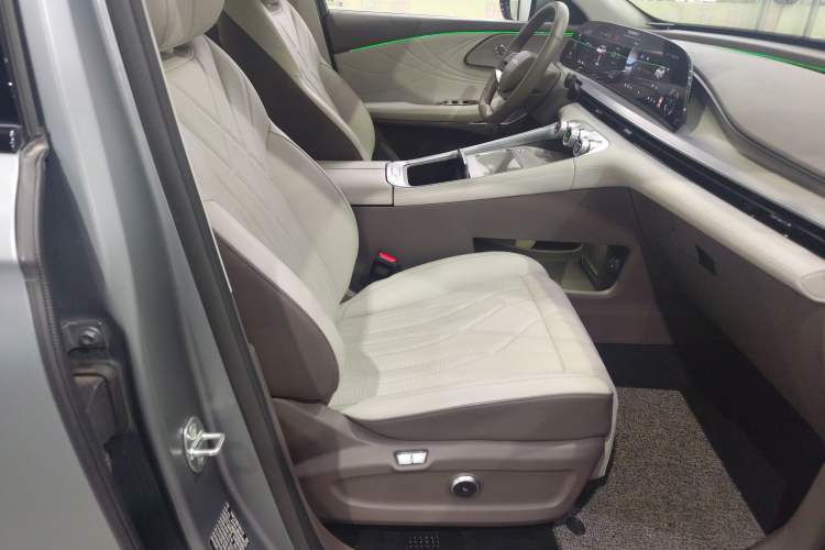 Used EXEED Stellar C-DM 2025 200 with Ultra-Long Range Pro All-Wheel Drive Right Front Seat