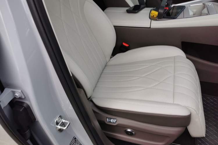 Used EXEED Stellar C-DM 2025 200 with Ultra-Long Range Pro All-Wheel Drive Right Front Seat