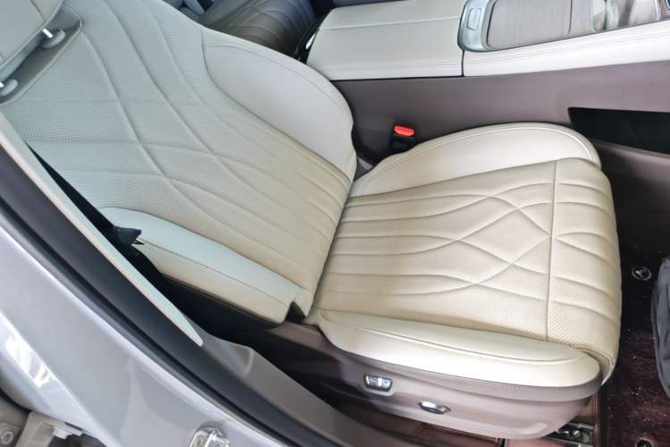 Used EXEED Stellar C-DM 2025 200 with Ultra-Long Range Pro All-Wheel Drive Right Front Seat
