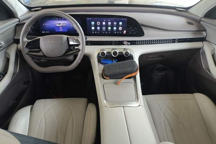 Used EXEED Stellar C-DM 2025 200 with Ultra-Long Range Pro All-Wheel Drive Center Console