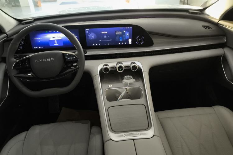 Used EXEED Stellar C-DM 2025 200 with Ultra-Long Range Pro All-Wheel Drive Center Console