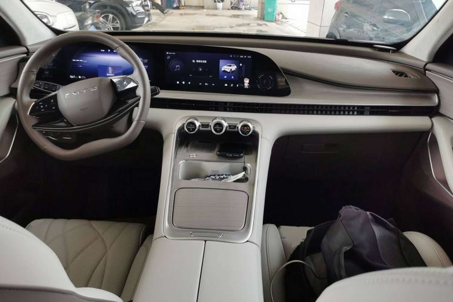 Used EXEED Stellar C-DM 2025 200 with Ultra-Long Range Pro All-Wheel Drive Center Console