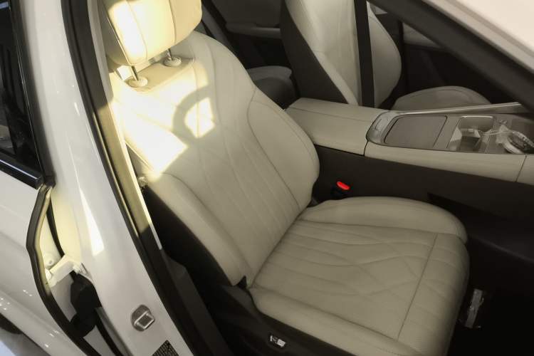 Used EXEED Stellar C-DM 2025 200 with Ultra-Long Range Pro All-Wheel Drive Right Front Seat