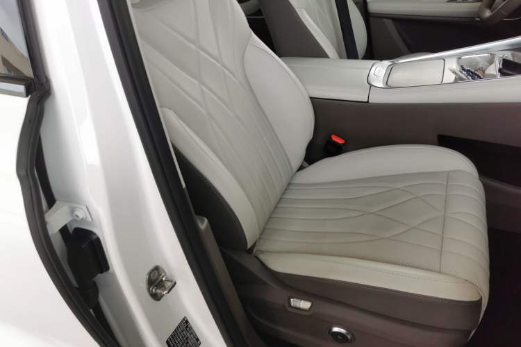Used EXEED Stellar C-DM 2025 200 with Ultra-Long Range Pro All-Wheel Drive Right Front Seat