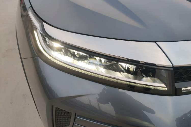 Used EXEED Zhuifeng 2020 Chasing the Waves Edition 1.5T CVT Xingrui Version Right Front Headlight