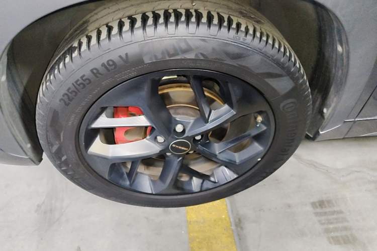 Used EXEED Zhuifeng 2022 Versailles 1.6T DCT "Chasing the Wind" Edition Left Front Wheel Hub