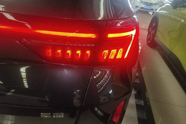 Used EXEED Zhuifeng 2022 Versailles 1.6T DCT "Chasing the Wind" Edition Right Rear Taillight