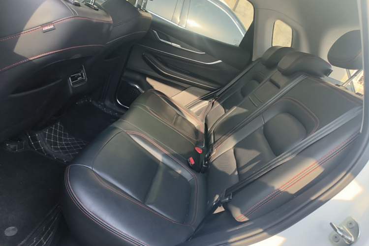 Used EXEED Zhuifeng 2022 Chasing the Waves Edition 1.5T CVT Rising Wind Version Left Rear Seat