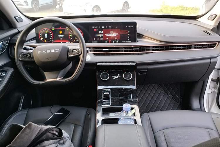 Used EXEED Zhuifeng C-DM 2022 1.5 TCI-DHT 105 km "Chengfeng Qi" Edition Center Console