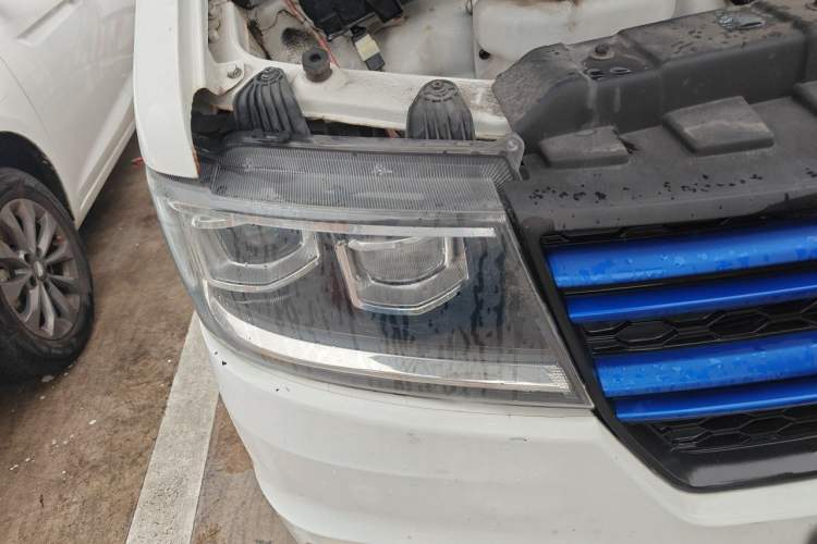 Used Farizon E5 2022 E5L Pure Electric Van with Guoxuan 39.9 kWh Right Front Headlight