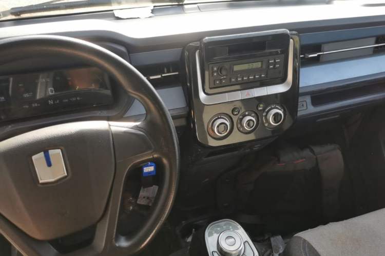 Used Farizon Fengrui 2023 F3E Side-Board Truck with Guoxuan 57.6 kWh Battery Center Console