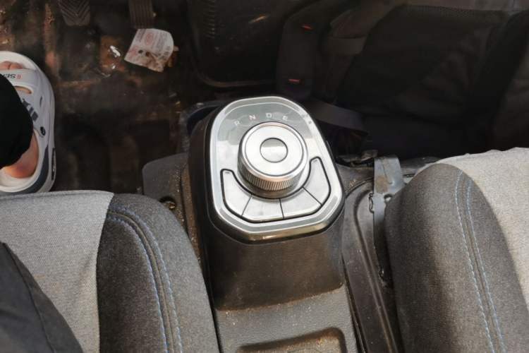 Used Farizon Fengrui 2023 F3E Side-Board Truck with Guoxuan 57.6 kWh Battery Gear Lever