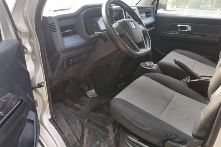 Used Farizon Fengrui 2023 F3E Side-Board Truck with Guoxuan 57.6 kWh Battery Left Front Seat