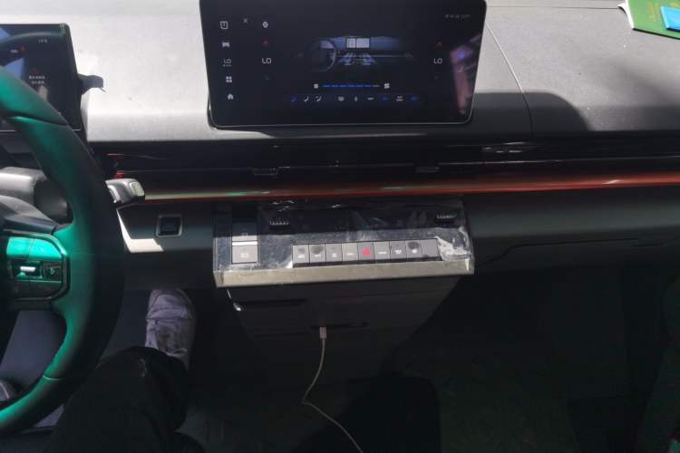 Used Farizon Super VAN 2024 Zhifu Edition Mid-Drive Mid-Roof 66 kWh Audio And AC Panel