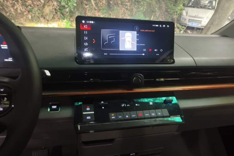 Used Farizon Super VAN 2024 Zhifu Edition Mid-Drive Mid-Roof 83 kWh Audio And AC Panel