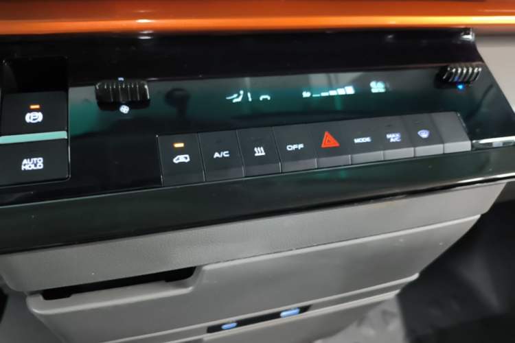 Used Farizon Super VAN 2024 Zhifu Edition Mid-Drive Mid-Roof 83 kWh Audio And AC Panel