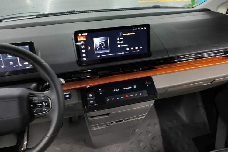 Used Farizon Super VAN 2024 Zhifu Edition Mid-Drive Mid-Roof 83 kWh Center Console