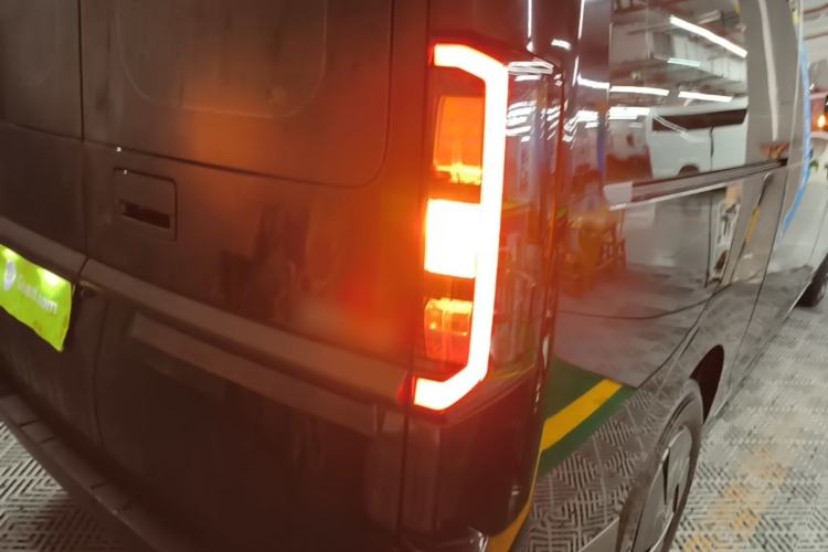 Used Farizon Super VAN 2024 Zhifu Edition Mid-Drive Mid-Roof 83 kWh Right Rear Taillight