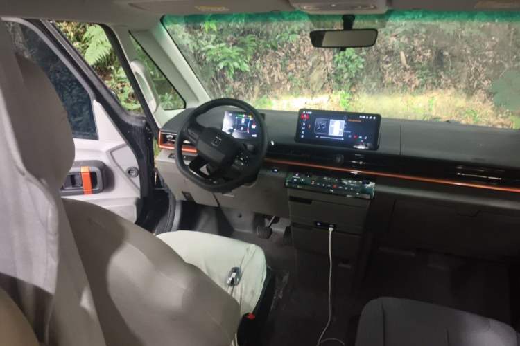 Used Farizon Super VAN 2024 Zhifu Edition Mid-Drive Mid-Roof 83 kWh Steering Wheel