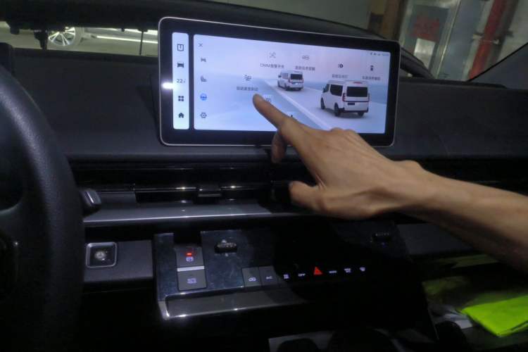 Used Farizon Super VAN 2024 Smart Wealth Edition Mid-Roof High-Top 66 kWh Audio And AC Panel