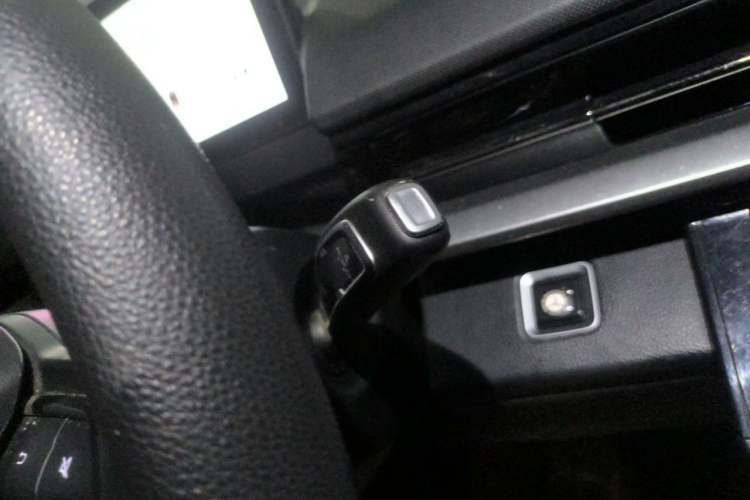 Used Farizon Super VAN 2024 Smart Wealth Edition Mid-Roof High-Top 66 kWh Gear Lever