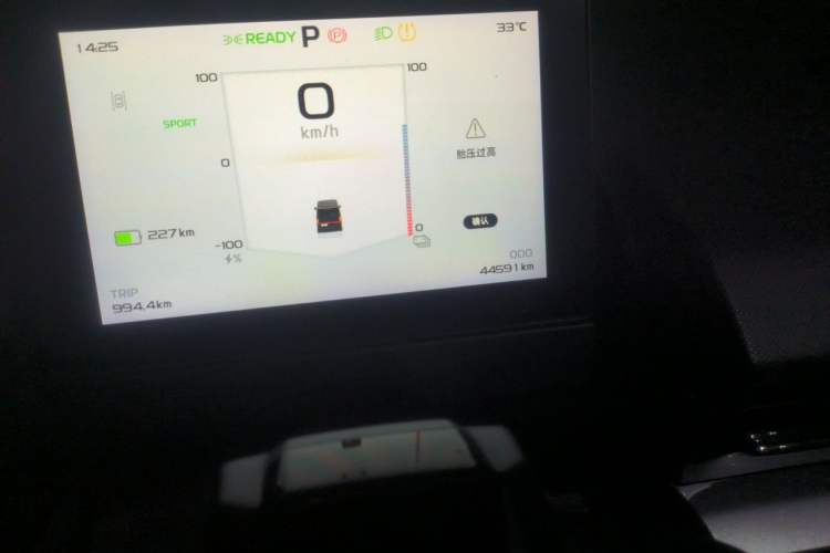 Used Farizon Super VAN 2024 Smart Wealth Edition Mid-Roof High-Top 66 kWh Odometer Close Up