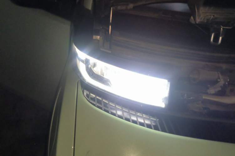 Used Farizon Super VAN 2024 Smart Wealth Edition Mid-Roof High-Top 66 kWh Right Front Headlight