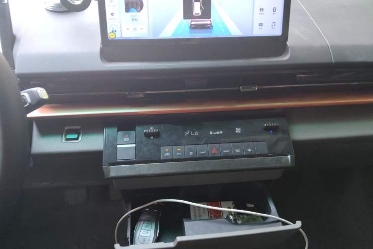 Used Farizon Super VAN 2024 Zhifu Edition Action-Oriented Short-Wheelbase Mid-Roof Model with 51 kWh Audio And AC Panel