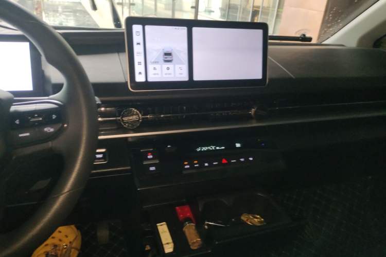 Used Farizon Super VAN 2024 Smart Wealth Edition Mid-Roof High-Top 66 kWh Audio And AC Panel