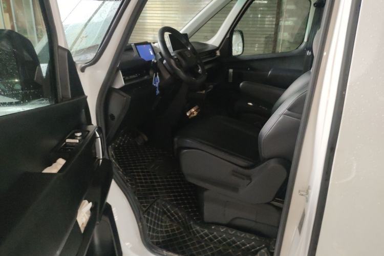 Used Farizon Super VAN 2024 Smart Wealth Edition Mid-Roof High-Top 66 kWh Driver Seat
