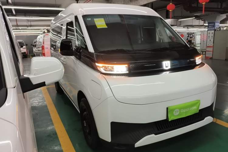 Used Farizon Super VAN 2024 Zhifu Edition Action-Oriented Short-Wheelbase Mid-Roof Model with 51 kWh Front Right 45 Deg