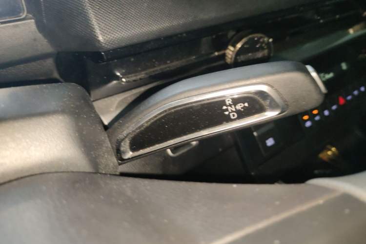 Used Farizon Super VAN 2024 Smart Wealth Edition Mid-Roof High-Top 66 kWh Gear Lever