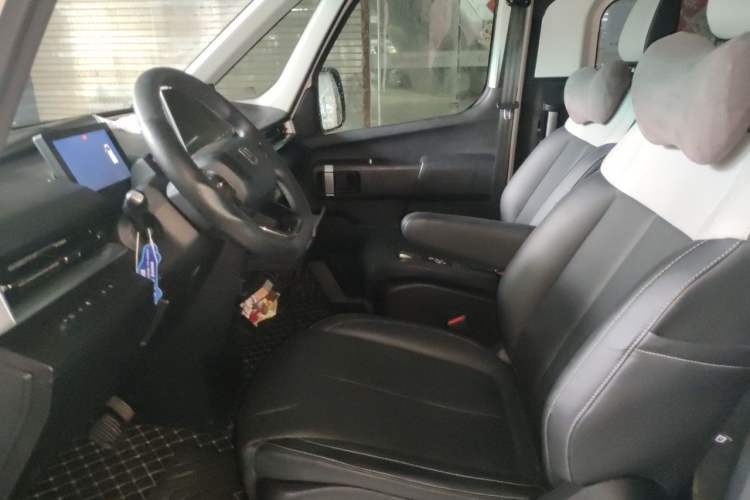 Used Farizon Super VAN 2024 Smart Wealth Edition Mid-Roof High-Top 66 kWh Left Front Seat