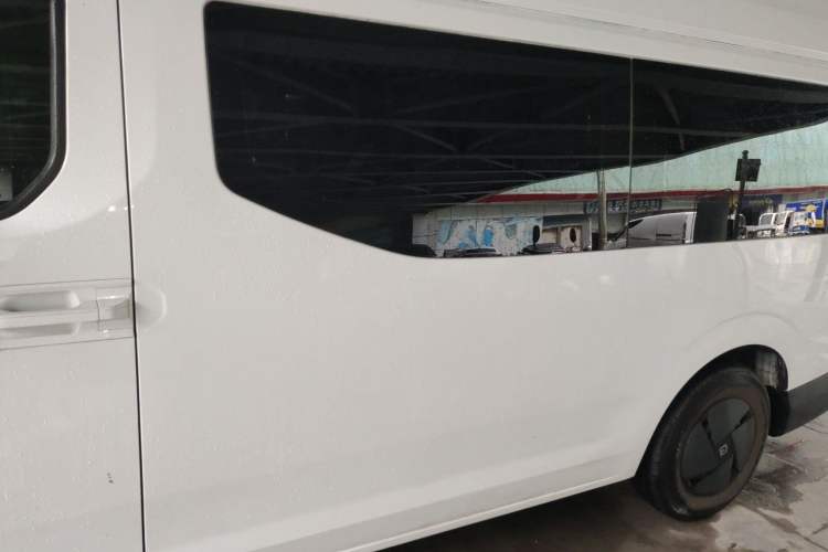 Used Farizon Super VAN 2024 Smart Wealth Edition Mid-Roof High-Top 66 kWh Left Rear Seat