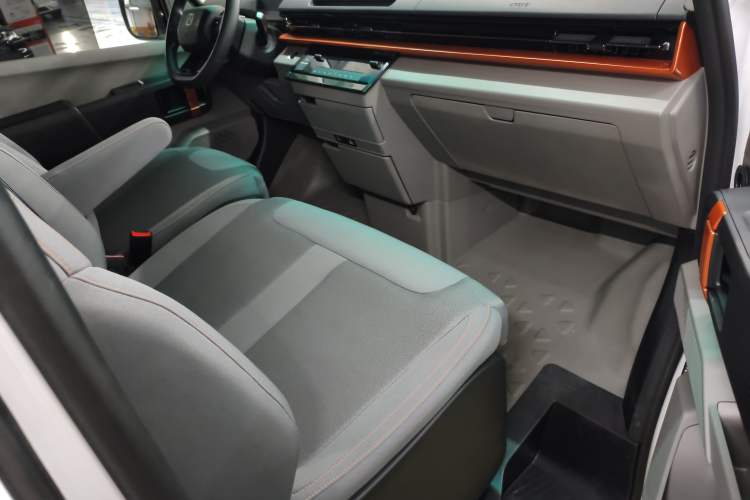 Used Farizon Super VAN 2024 Zhifu Edition Action-Oriented Short-Wheelbase Mid-Roof Model with 51 kWh Right Front Seat