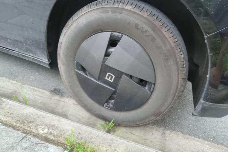 Used Farizon Super VAN 2025 Model, Zhifu Edition, Short-wheelbase Medium-roof, 83 kWh Right Front Wheel Hub