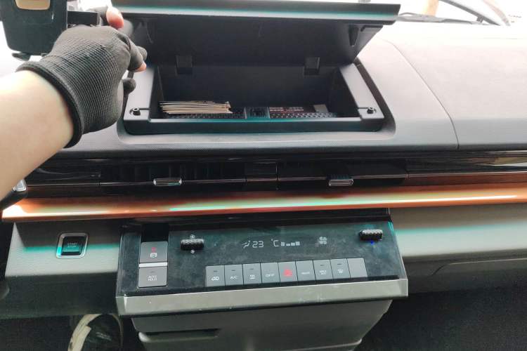Used Farizon Super VAN 2025 Yucheng Action-Pak, Mid-Axle Mid-Roof 68kWh ZhiXin, 7-seater Audio And AC Panel