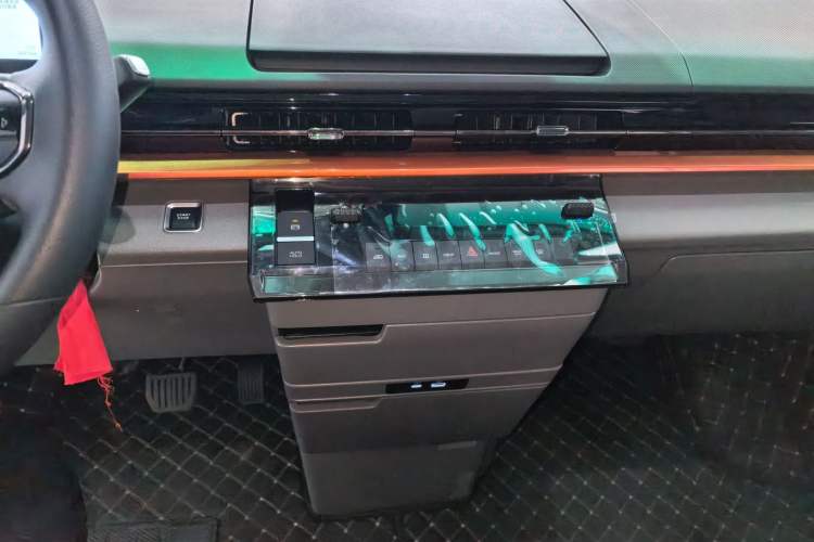 Used Farizon Super VAN 2025 Zhifu Edition, Mid-axle Low-roof 68kWh ZhiXin Audio And AC Panel