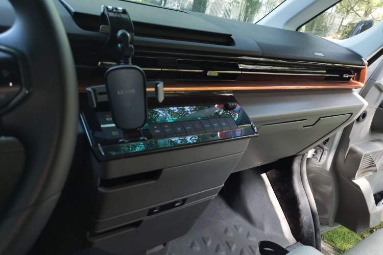 Used Farizon Super VAN 2025 Yucheng Edition, Action-Pak 68kWh Audio And AC Panel