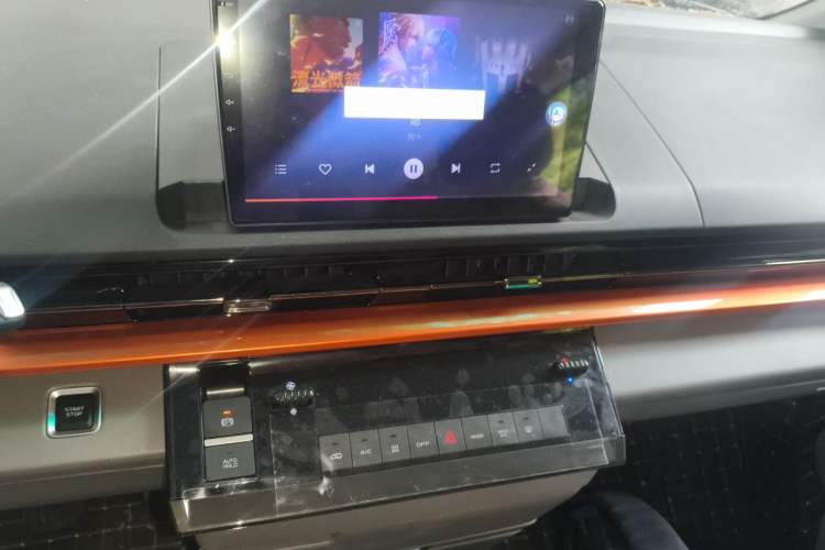 Used Farizon Super VAN 2025 Yucheng Action-Pak, Mid-Axle Mid-Roof 68kWh ZhiXin, 7-seater Audio And AC Panel